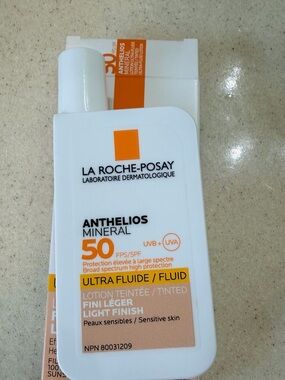La Roche-Posay Anthelios Mineral 50 SPF Ultra Fluid Tinted Light Finish